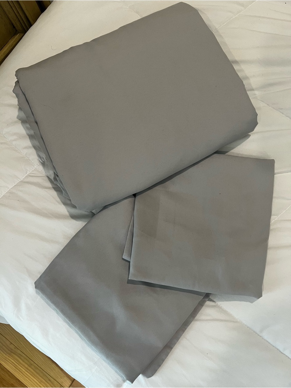 Queen duvet cover and two shams